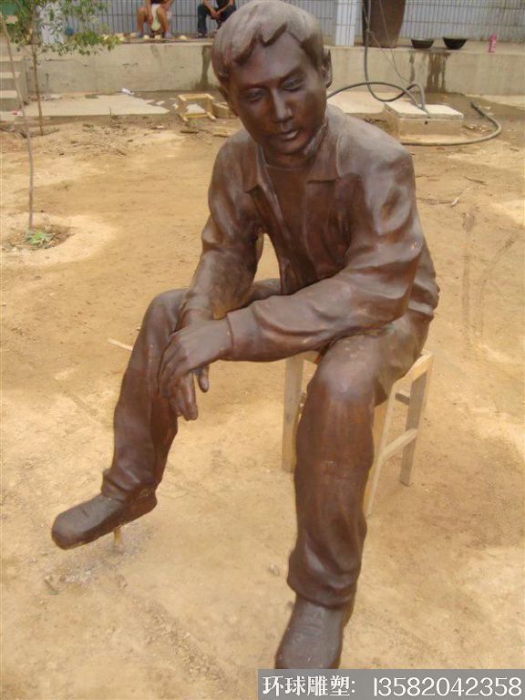 坐着的人物铜雕塑